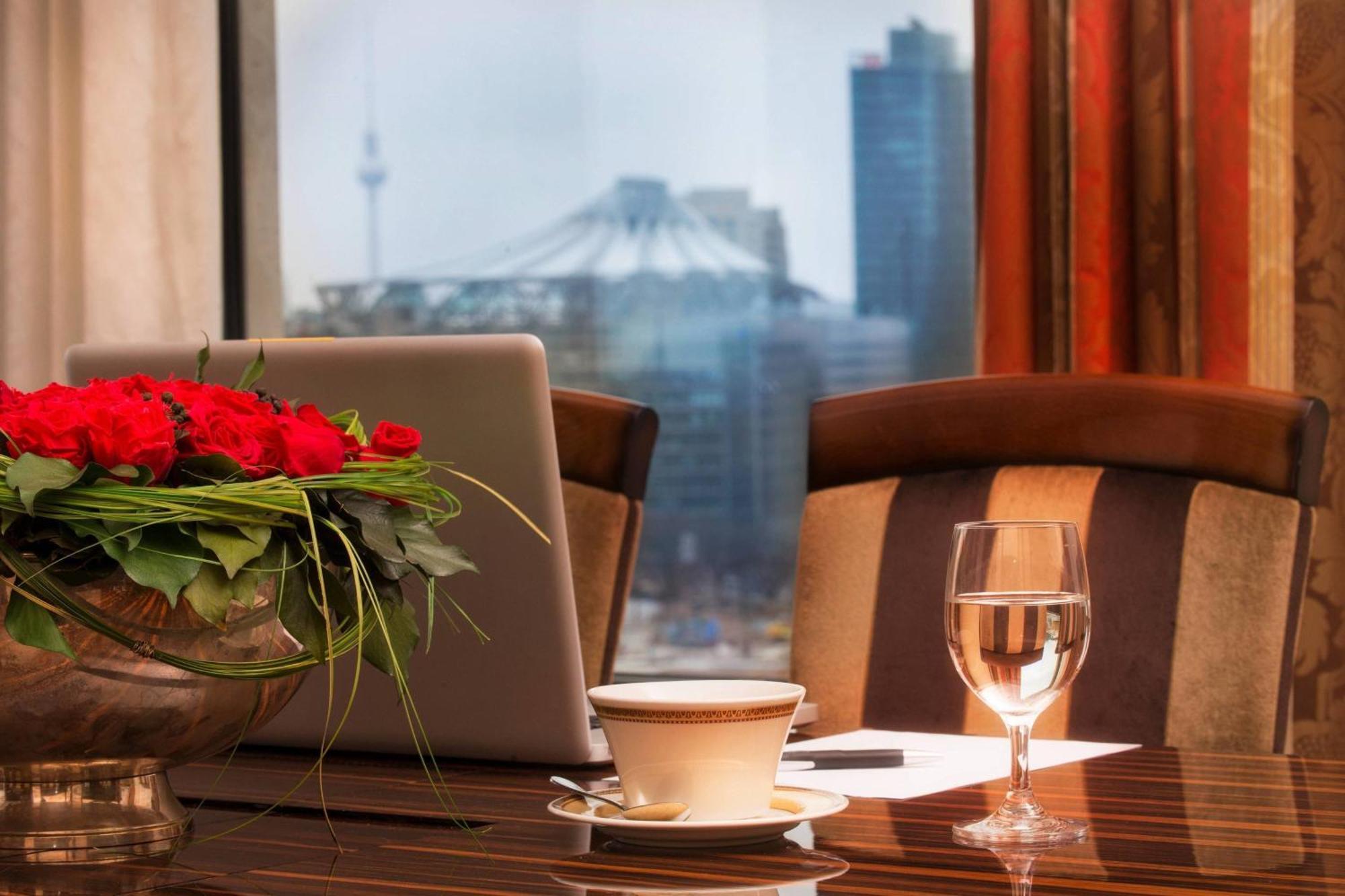 Jw Marriott Hotel Берлин Екстериор снимка The lounge at the airport