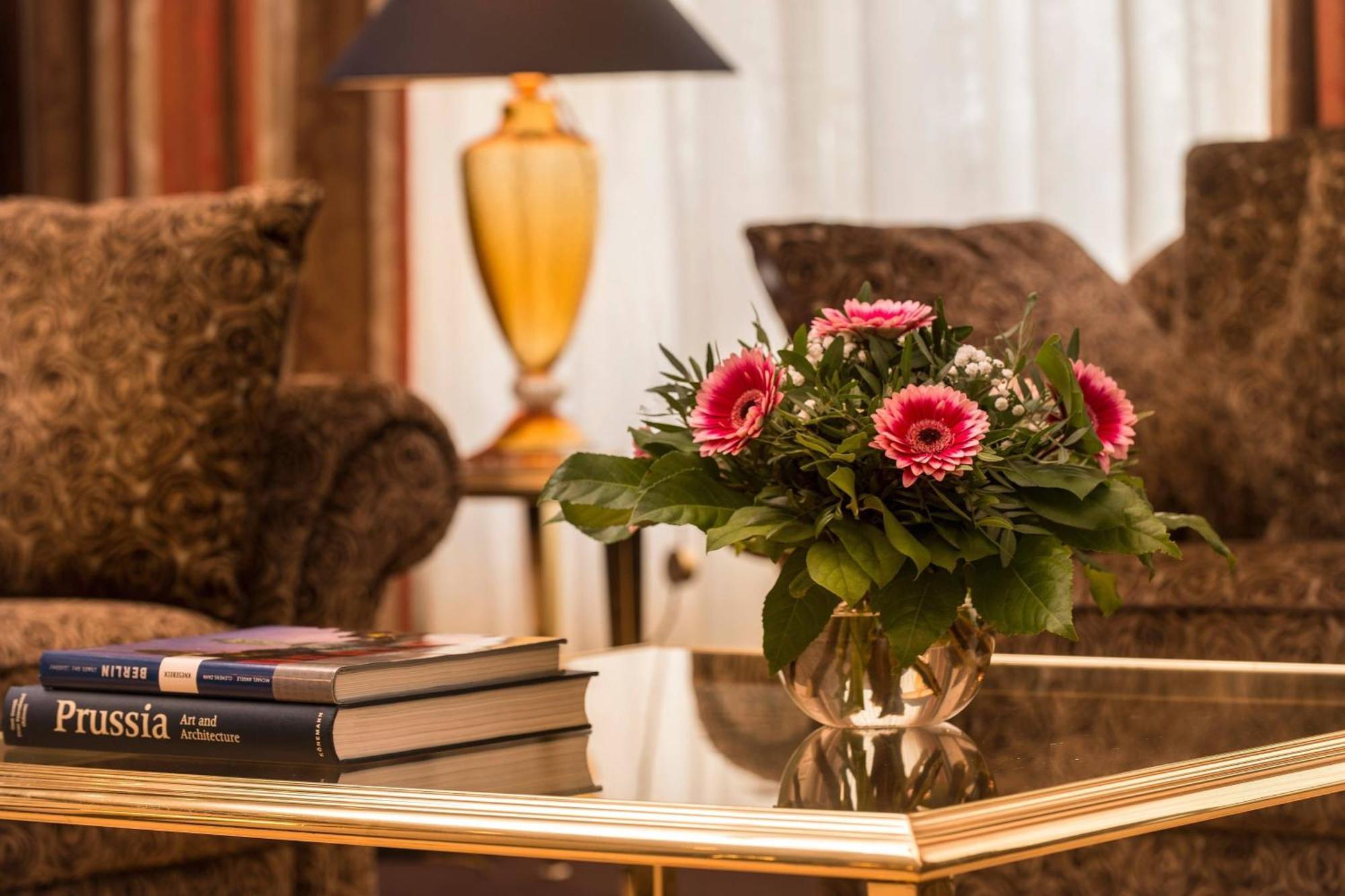 Jw Marriott Hotel Берлин Екстериор снимка A flower arrangement
