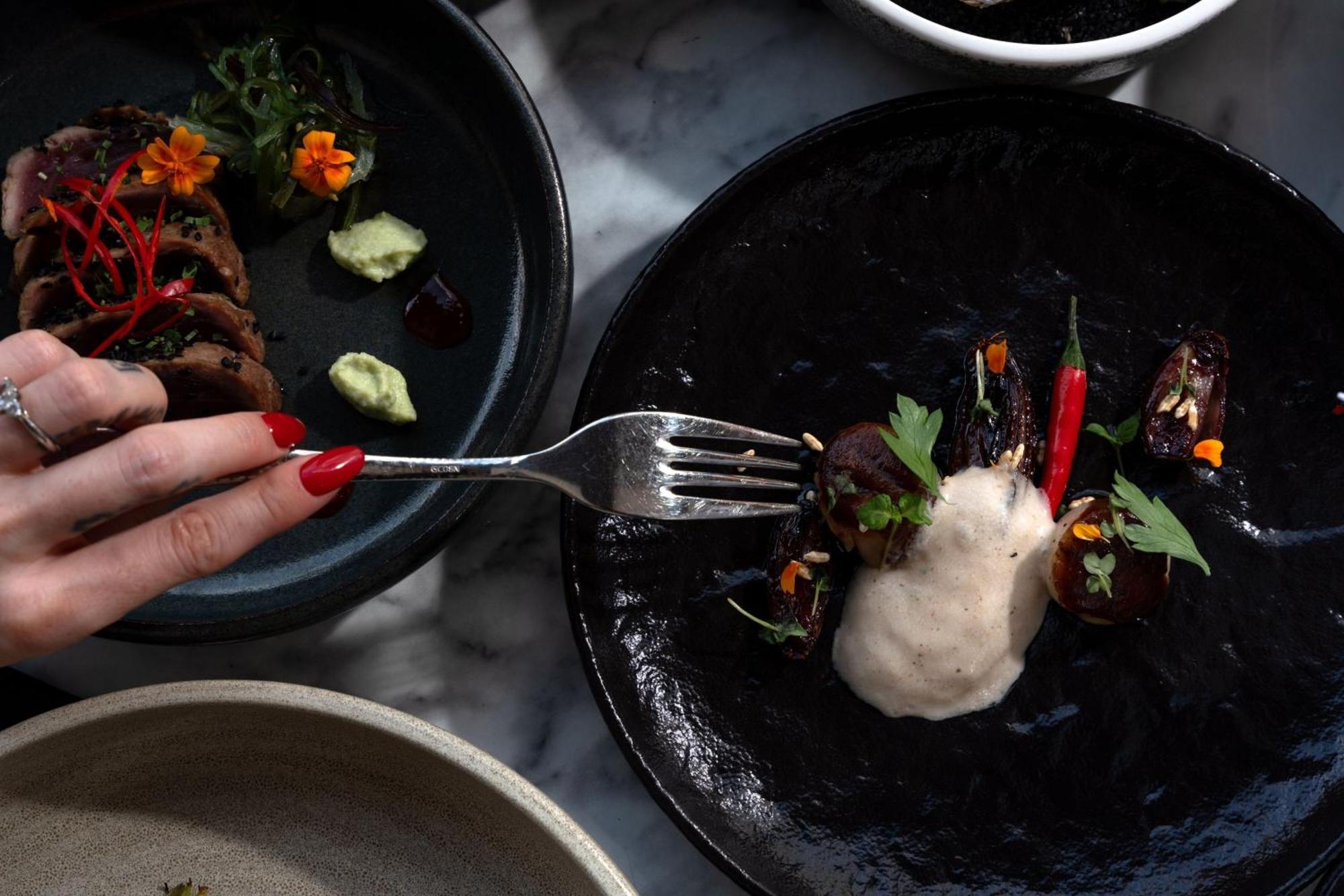 Jw Marriott Hotel Берлин Екстериор снимка A woman using a fork