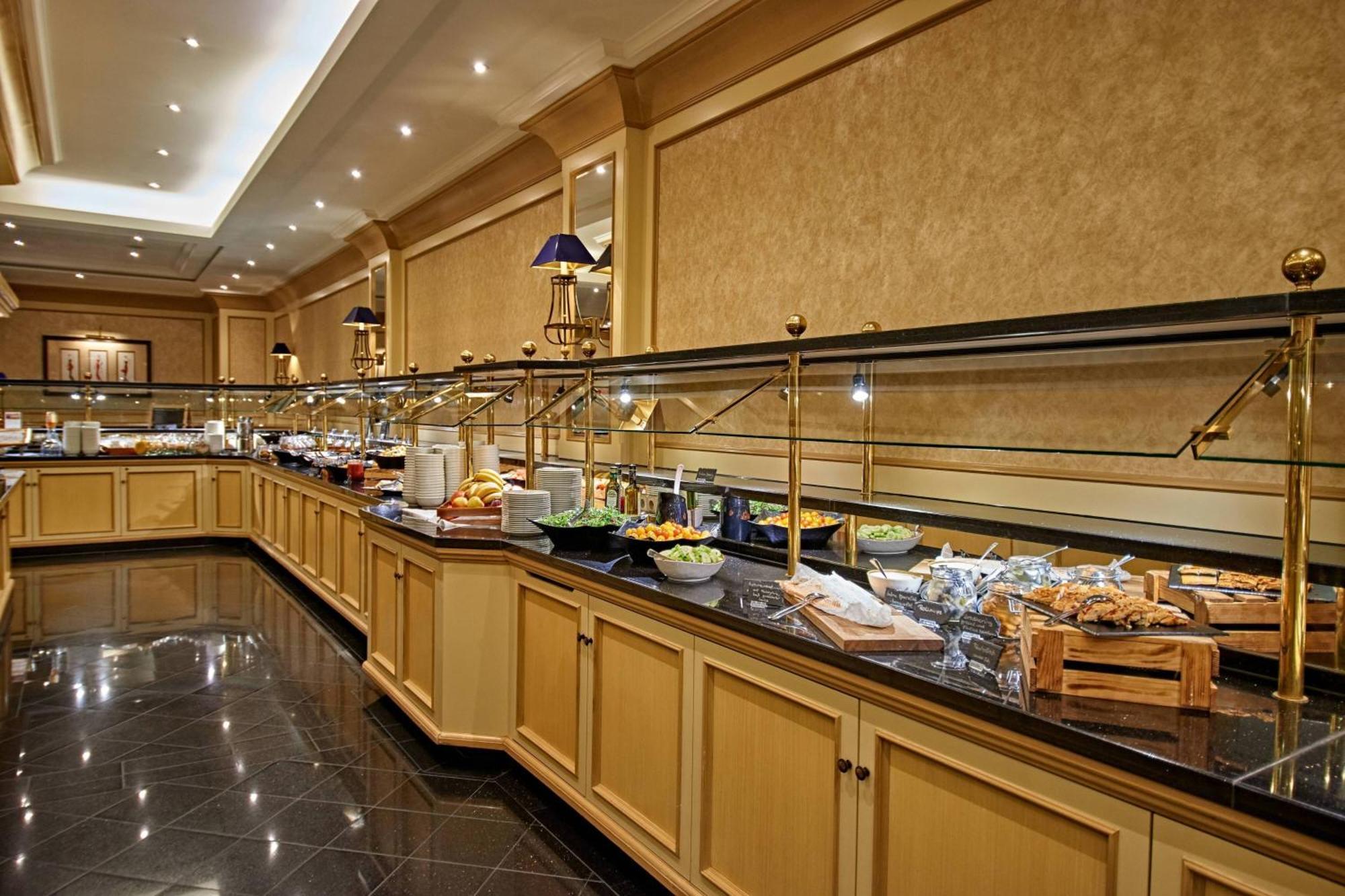 Jw Marriott Hotel Берлин Екстериор снимка A buffet at a hotel